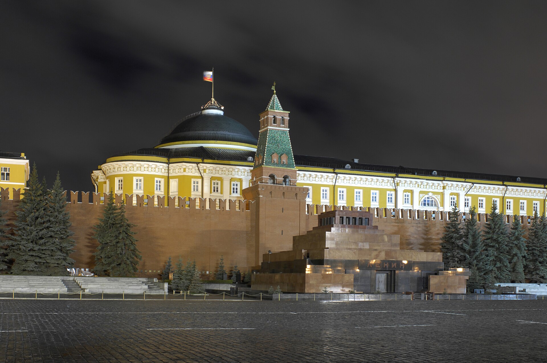 Московский Кремль и Красная площадь вечером
